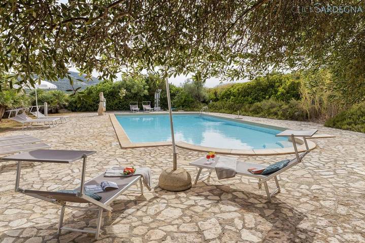 Bungalow per 2 persone, con piscina e giardino in Sardegna