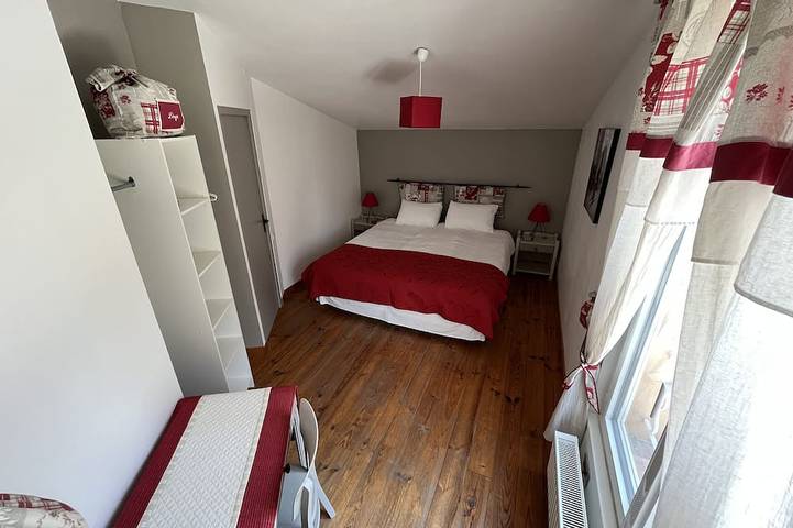 Appartement entier, Shelby - Gîte atypique 6 personnes à 5mn d'Uzès style loft  ambiance automobile in Saint-Quentin-la-Poterie, Région de Nîmes