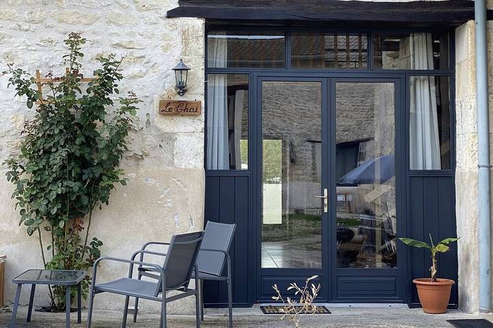 Location de vacances pour 8 personnes, avec piscine ainsi que terrasse et jardin à Champagne-et-Fontaine