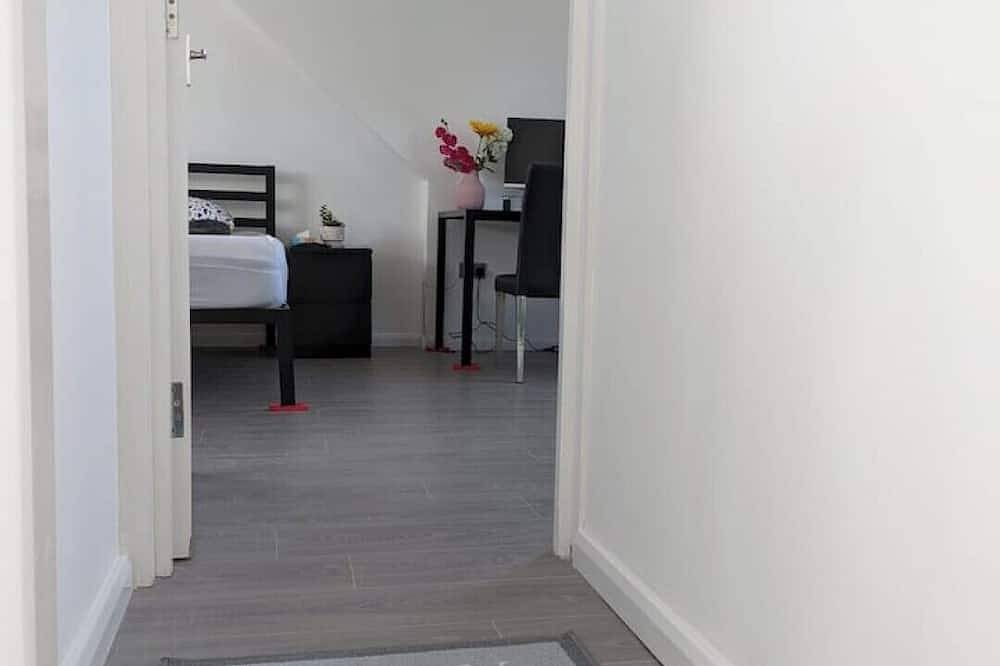 40m2 Bedroom + Ensuite 15-min From Lhr + 10 min From Thorpe Park in Spelthorne, Surrey