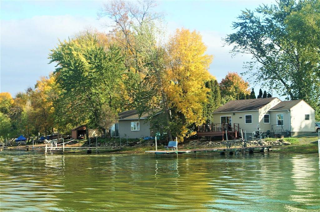 Lakefront Cozy Cabin w/ Dock; 2 Br- 1Ba, One Hour from the Twin Cities in Chisago County