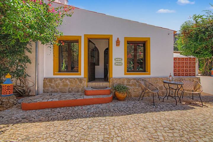 Vakantiehuis 'Casa Ferrobo - Lucy' met gedeeld zwembad, wifi en airconditioning in Faro District