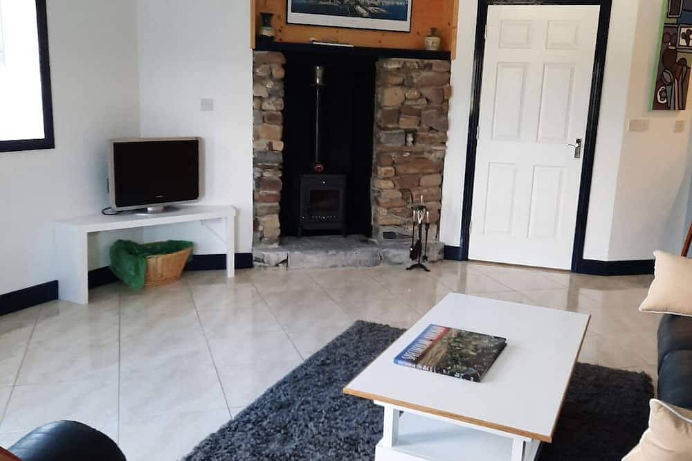 Ganze Wohnung, Beautiful Rural Ground Floor Flat with Waterfront View in County Tipperary