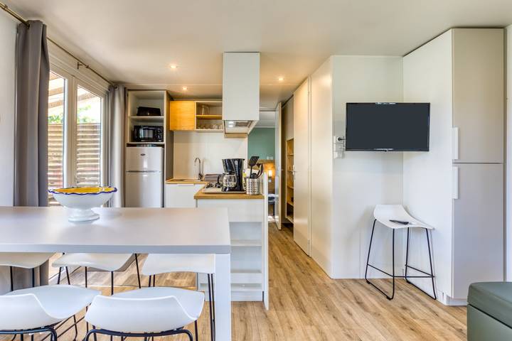 Mobilheim für 6 Personen im Castellas mit Gemeinschaftspool, privater Terrasse und Klimaanlage in Sete, Mittelmeerküste (Frankreich)