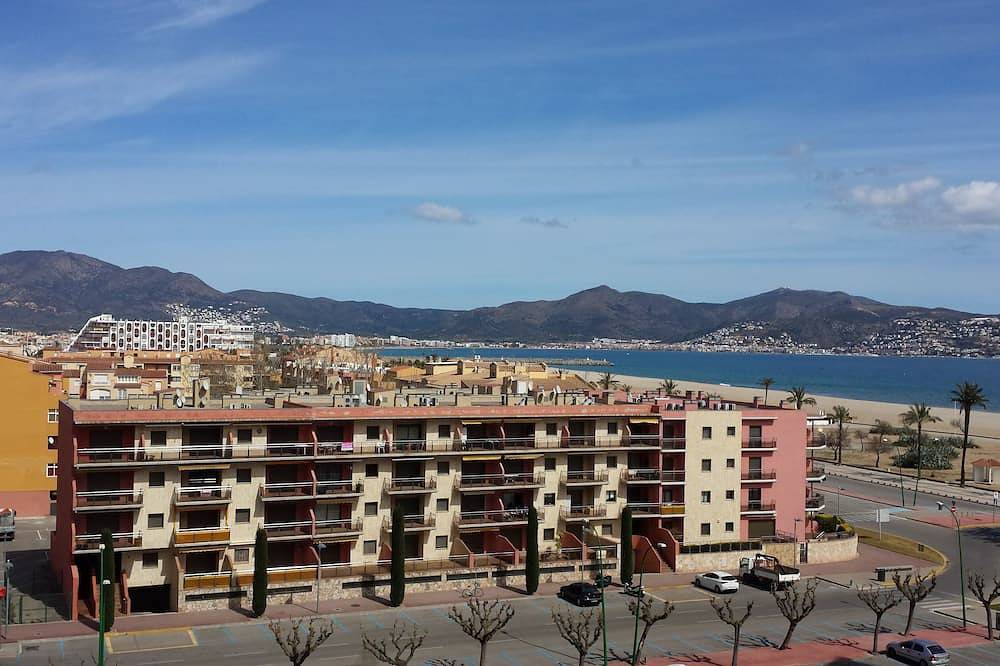 Entire apartment, Large air-conditioned beachfront studio up to 4 people close to shops in Empuriabrava, Upper Empordà