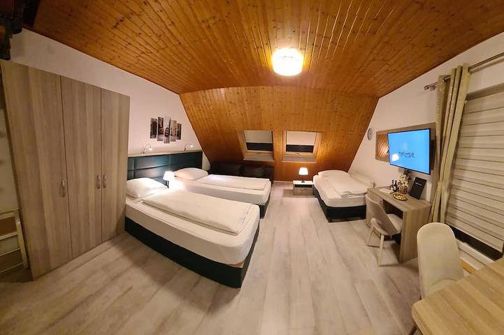 Ganze Wohnung, W4, Ferienwohnung mit Klimaanlage, 2 Schlafzimmer mit 4 Einzelbetten. in Hüllhorst, Wiehengebirge