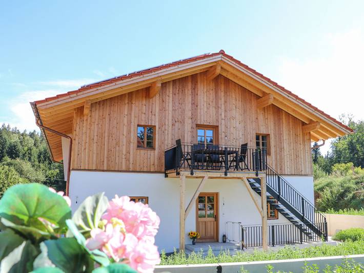 Ganze Ferienwohnung, Ferienwohnungen Koller - Ferienwohnung Froschkönig Eg mit Terrasse und 2 Schlafzimmer in Bad Aibling, Landkreis Rosenheim