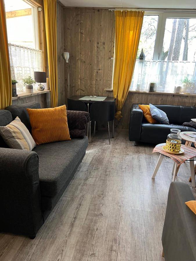 Ruime Chalet i/h bos met grote tuin en zwembad in Enschede, Twente