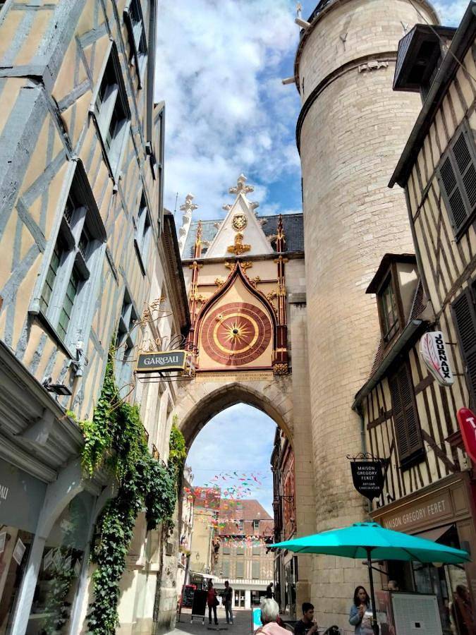 Location de vacances pour 10 personnes, avec terrasse ainsi que piscine et jardin à Saint-Bris-le-Vineux - 4