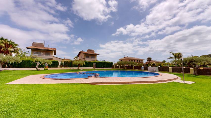 Vakantiehuis voor 7 personen, with Terras and Tuin as well as Kinderzwembad in L'Ampolla