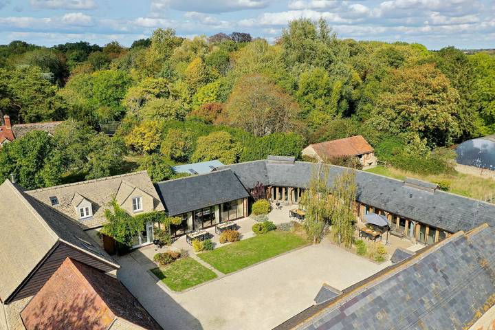 Cottage for 28 people, with garden in South East England