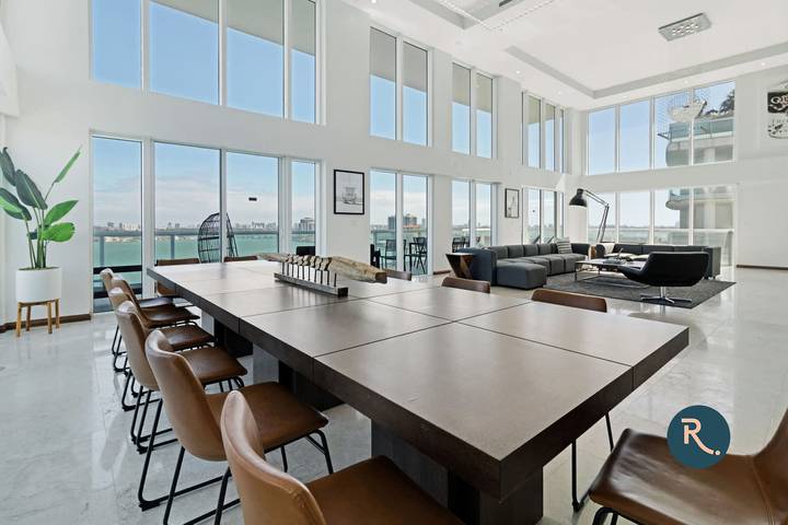 Vacation rental for 16 people, with pool and balcony, kid friendly in North Bay Village