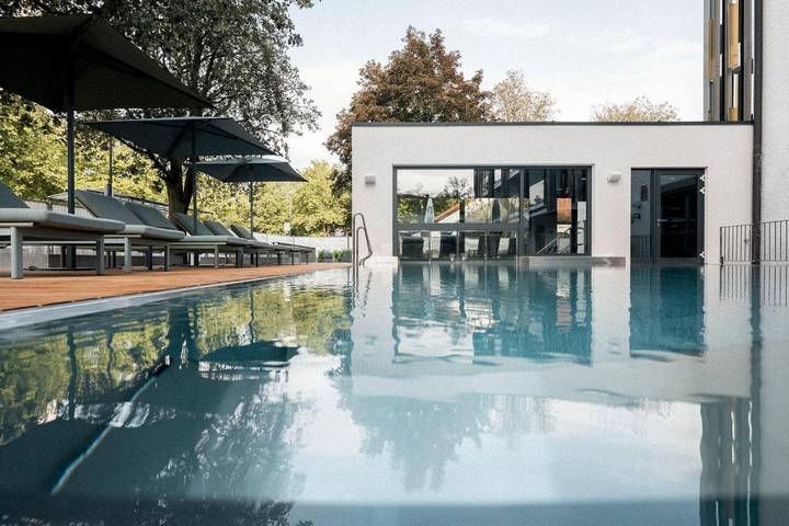 Hotel, mit Balkon und Terrasse sowie Whirlpool und Garten