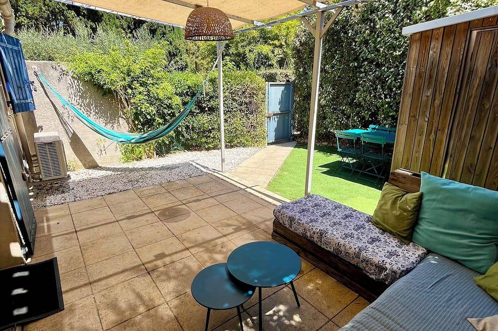 Maisonnette in the heart of Provence in a residence with shared swimming pool in Eyguières, Region de Arles