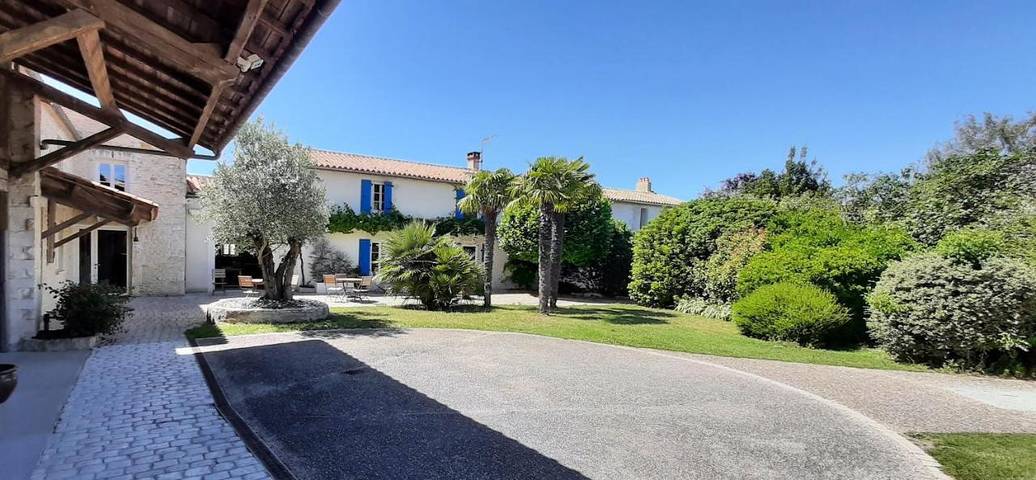 Location de vacances pour 3 personnes, avec piscine et vue ainsi que terrasse et jardin, adapté aux familles à Sainte-Soulle - 2