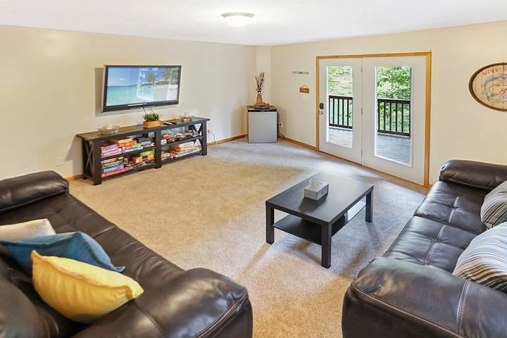 Log cabin for 24 people, with pool and hot tub as well as terrace in Norris Lake