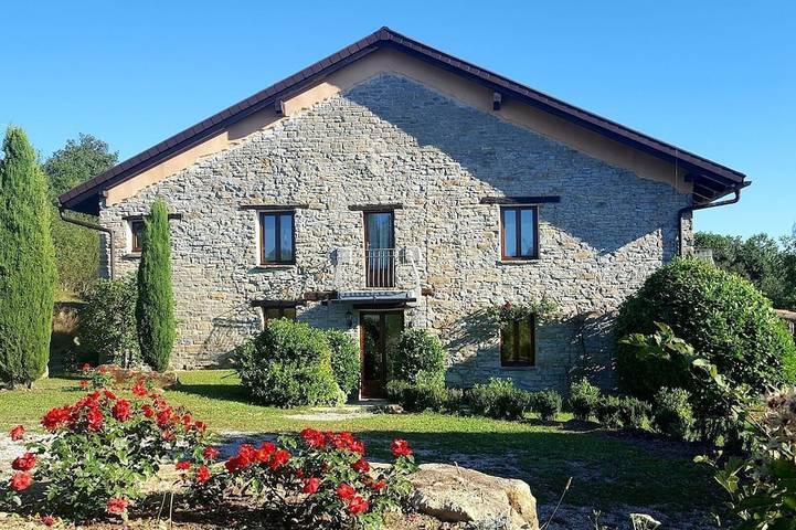 Gîte pour 19 personnes, avec Balcon ainsi que Jardin et Sauna à Ceva