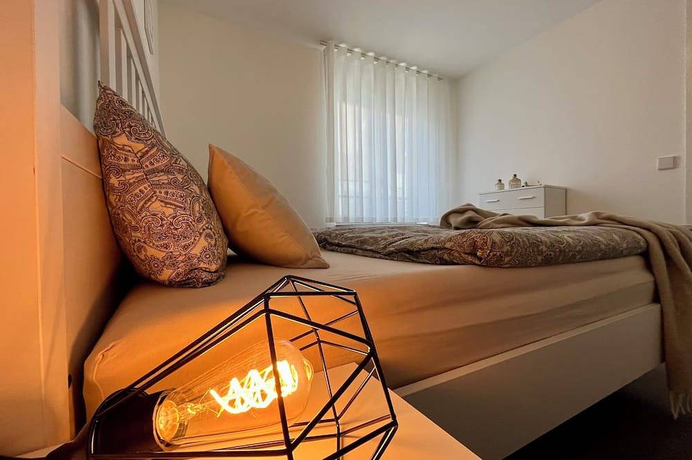 Entire apartment, Kaiser-City-Apartment | city center | 2 rooms | balcony | Smart-Tv in Karlsruhe, Rhine Plain