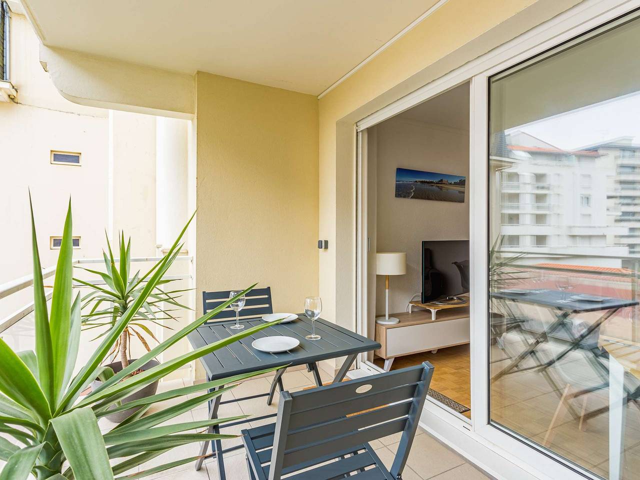 Entire apartment, Cozy Renovated Apartment with Balcony and Parking, 150m from Grande Plage in Central Biarritz in Biarritz, Bayonne region