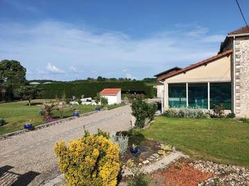 Chambre d’hôte pour 2 personnes, avec jardin et terrasse ainsi que vue et piscine à Aillas