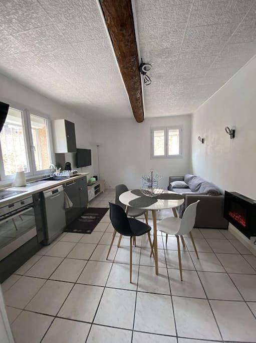 Appartement entier, One-Bedroom Apartment in Saint-Laurent-de-la-Salanque, Côte d'Améthyste