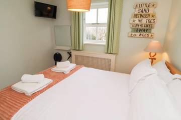 Holiday Home for 10 People in Bamburgh, Northumberland Coast, Photo 2