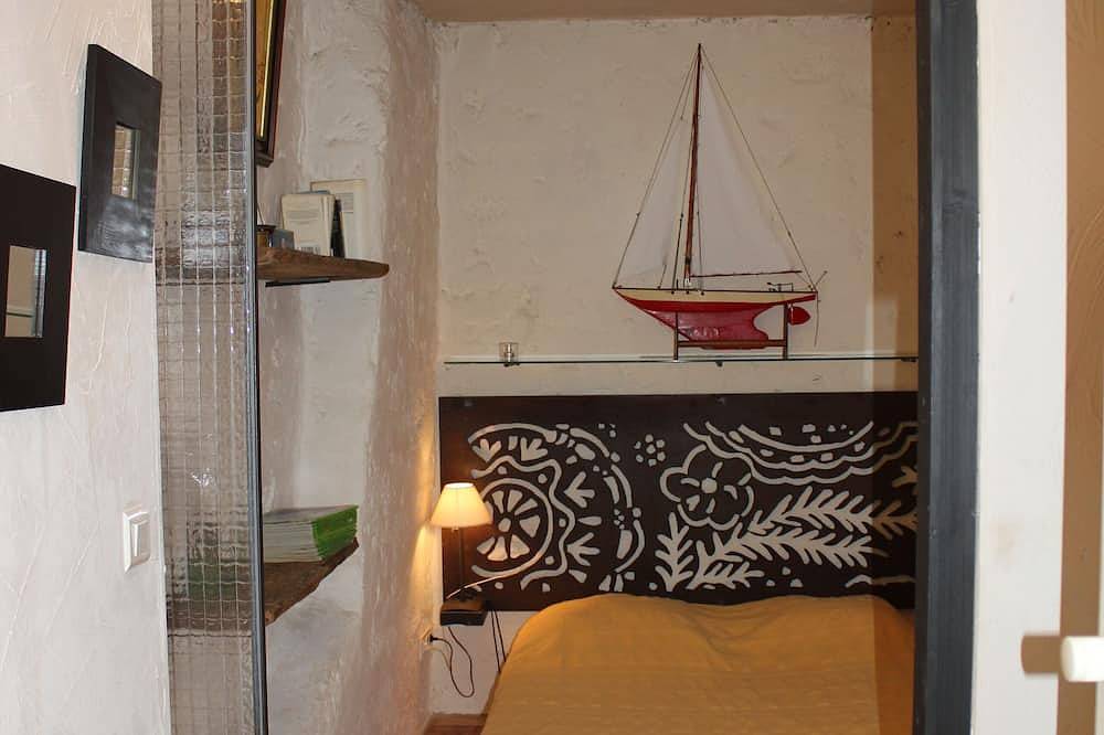 Apartamento entero, Laure de Noves: casa de 40 m² con terraza junto a la piscina in Noves, Region de Arles