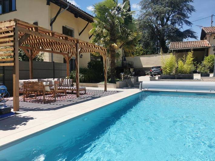 Gîte pour 4 personnes, avec Balcon et Terrasse ainsi que Jardin et Piscine dans Charnècles