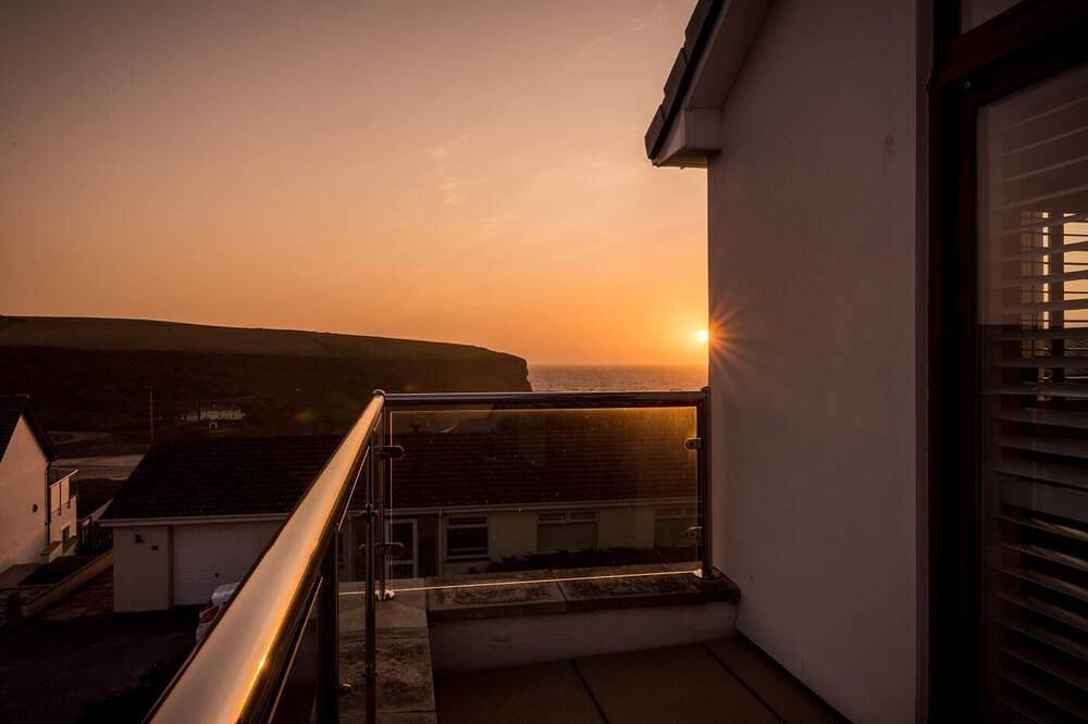 Holiday Home for 8 People in Mawgan Porth, Cornwall