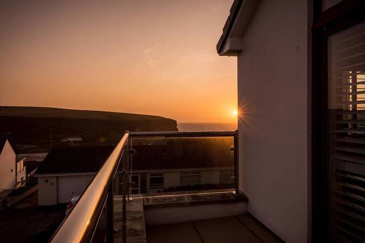 Holiday home for 8 people, with garden in Mawgan Porth