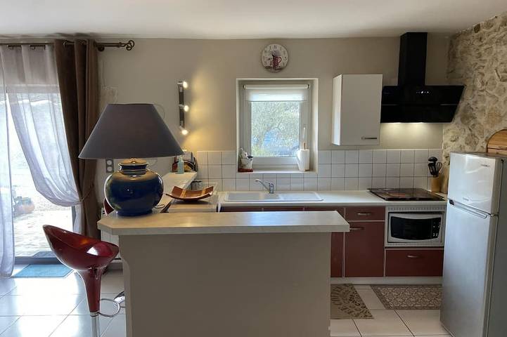 Gîte pour 3 personnes, avec piscine et jardin à La Garde-Adhémar - 4