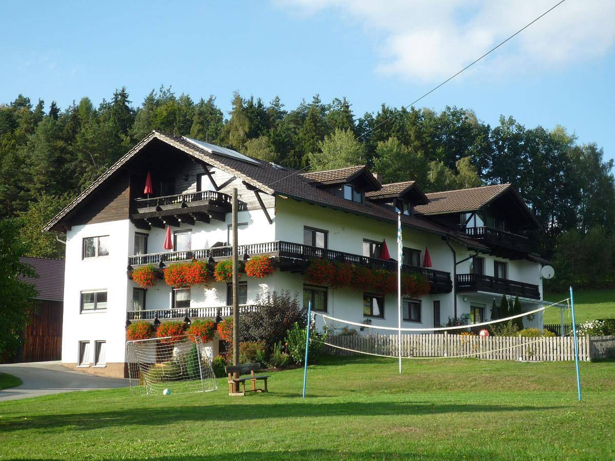 Ferienwohnungen Penzkofer ***** - Ferienwohnung Panoramablick (63qm) für 4 Personen mit zwei Schlafzimmern und Balkon in Viechtach, Ostbayern