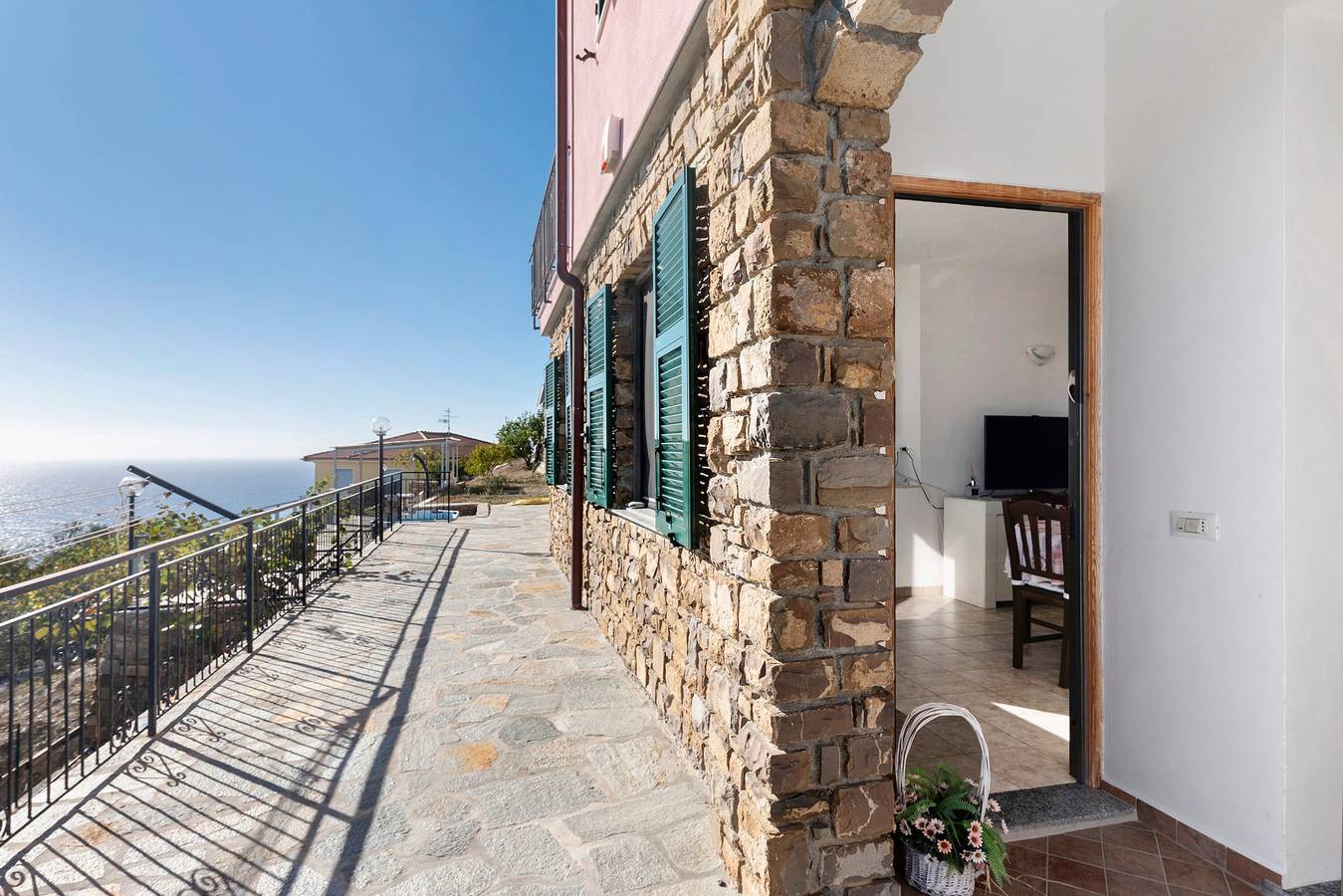 Appartamento intero, Appartamento 'Fronte Mare' con Vista Mare, Piscina Condominiale e Wi-Fi in Poggi Imperia, Imperia
