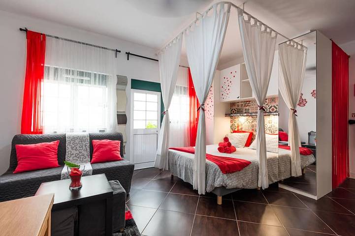 Entire apartment, Studio with Backyard 100m of Peniche-Baleal Beach in Leiria District