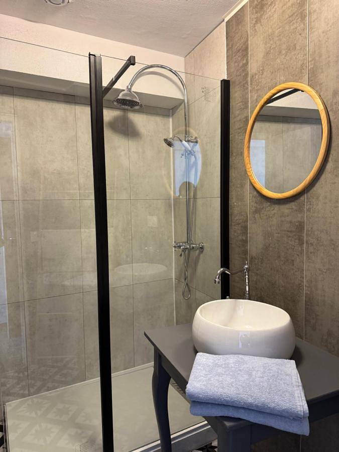 Hôtel pour 3 personnes, avec vue sur le lac et vue dans Lac du Sautet - 3