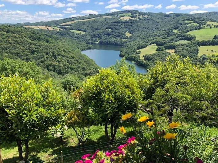 Hôtel pour 4 personnes, avec vue sur le lac ainsi que terrasse et jardin