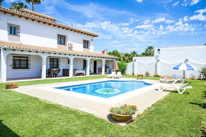 Casa de vacaciones para 10 personas, con piscina además de terraza y jardín - 1