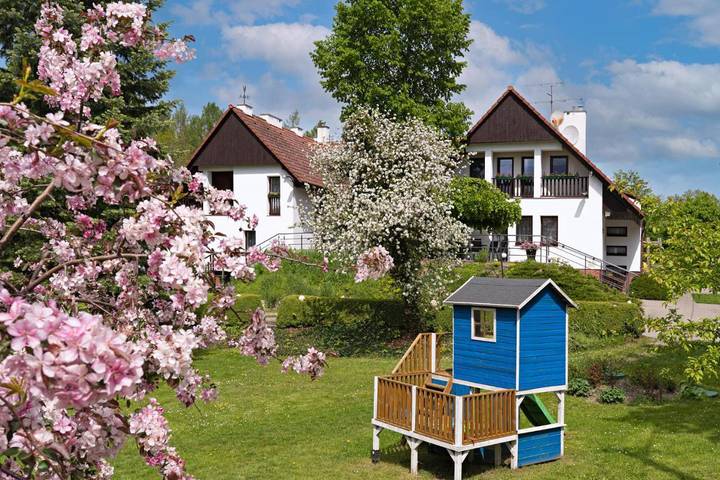 Alojamiento y desayuno para 3 personas, con vistas al lago y jardín además de vistas y sauna - 1