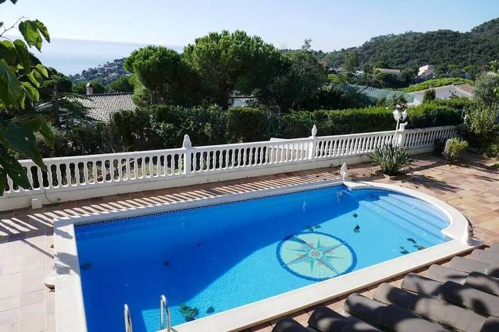 Ferienhaus für 9 Personen, mit Pool und Garten sowie Balkon, mit Haustier