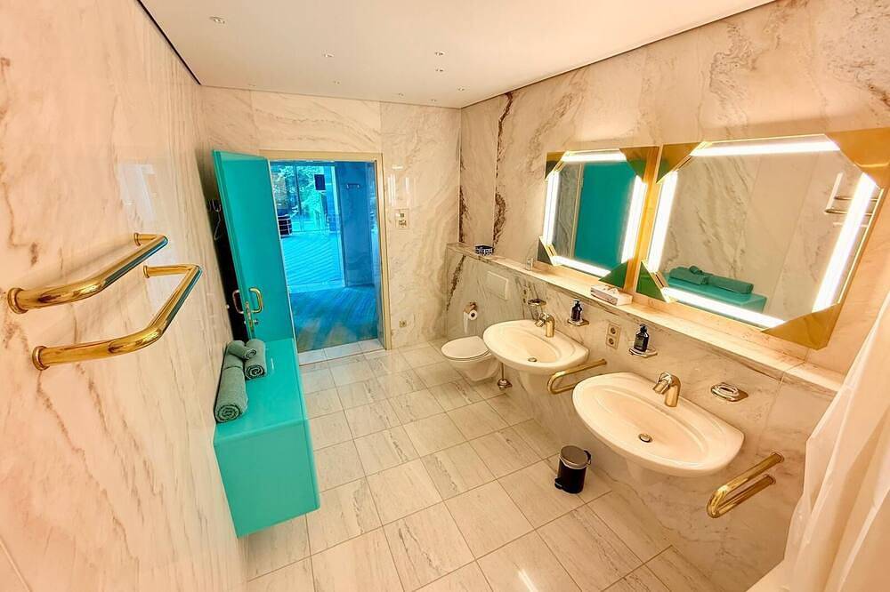 Blofeld's villa, sauna, mega tubs, lounge, library, park, bar, pool in München Thalkirchen, Munich