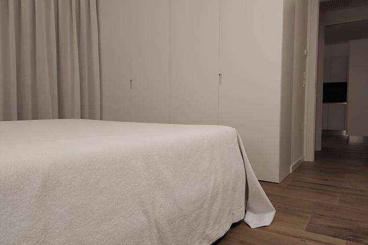 Apartamento entero, Bright apartment, near the lake, large terrace with a view, air conditioning, garage in Riva del Garda, Montañas Garda