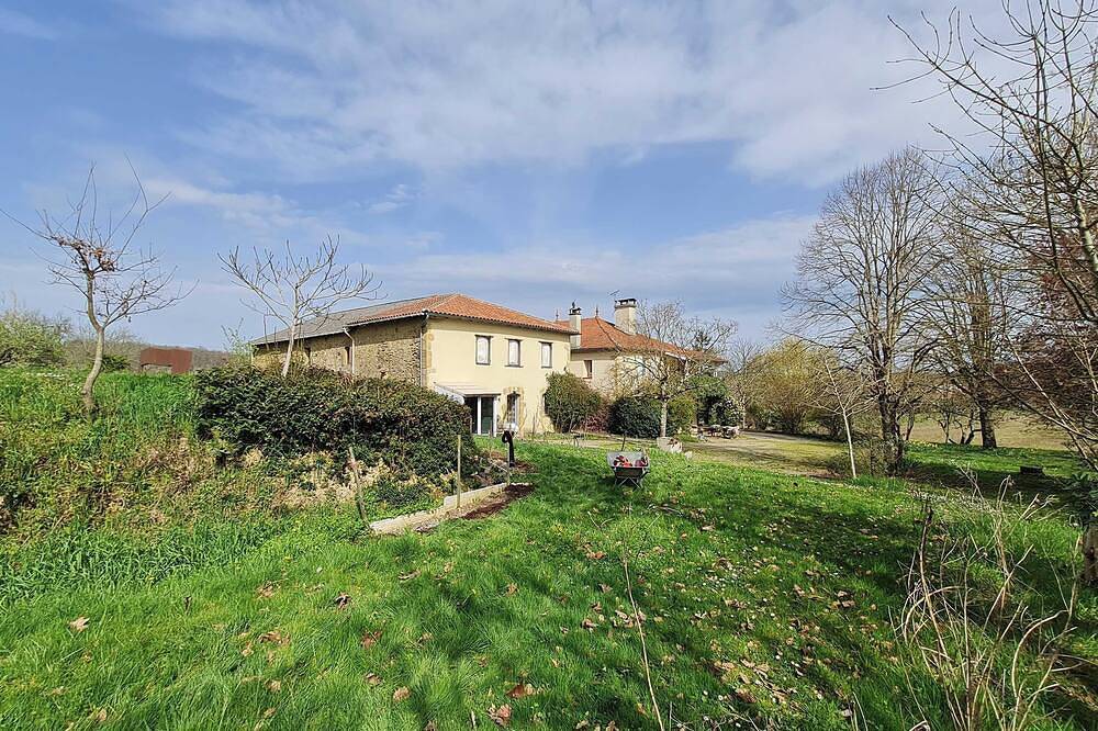 Fantastic 6-bedroom villa in Gers - Lake, huge garden, swimming pool in Estipouy, Gers
