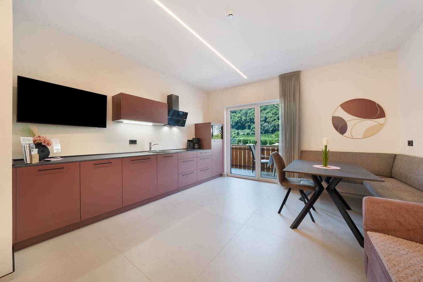 Entire apartment, Apartment 'Rosalie 5' with Mountain View, Shared Pool and Wi-Fi in Lana di Sotto, Lana