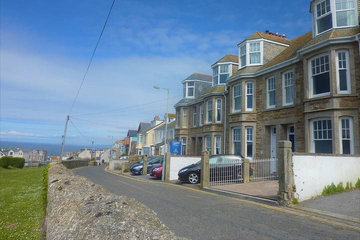 Vacation rental for 13 people, with yard in South West England