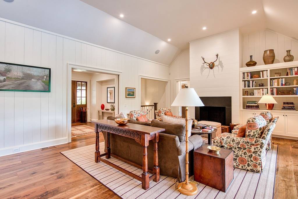 Luxe lakefront home with dock, kayak, canoe, home gym & great outdoor spaces in Lake Toxaway