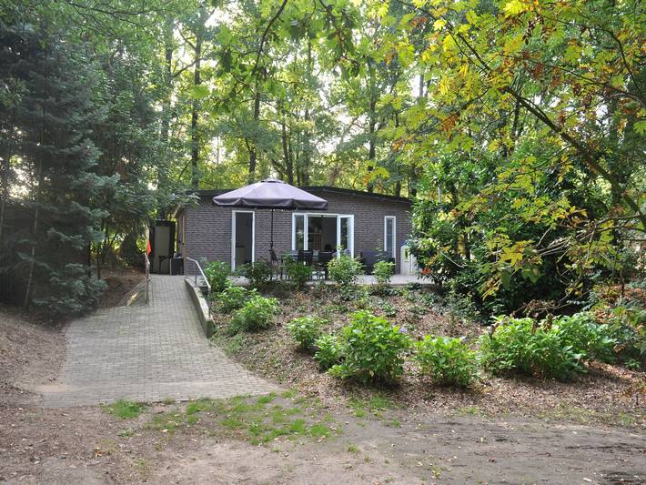 Ferienhaus für 4 Personen, mit Terrasse und Whirlpool sowie Garten