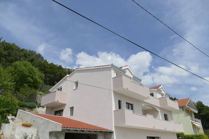 Ganze Wohnung, 3-Zimmer-Ferienwohnung mit Terrasse und Meerblick Klis, Split -a in Klis, Split-Dalmatien