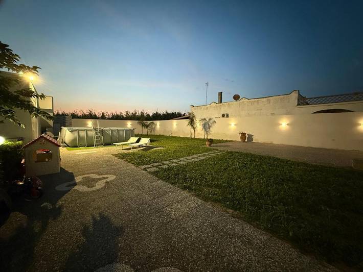 Location de vacances pour 6 personnes, avec piscine et balcon ainsi que vue et jardin à Torre Chianca - 3