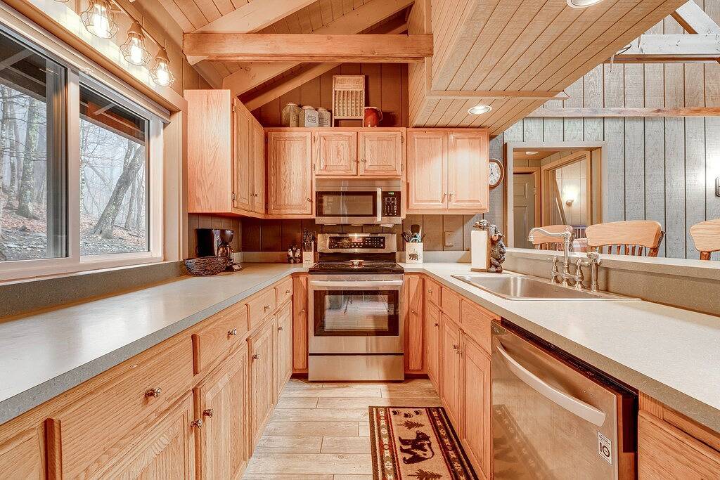 Snowbird-Friendly Cabin with Wifi, Gas Fireplace, Private W/D, and Gas Grill in Blue Ridge Parkway, Seven Devils