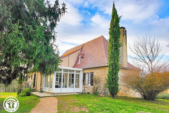 Location de vacances pour 5 personnes, avec jardin à Lavergne